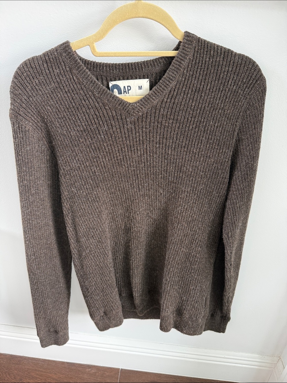 GAP Men's Dark Brown Ribbed V-Neck Sweater